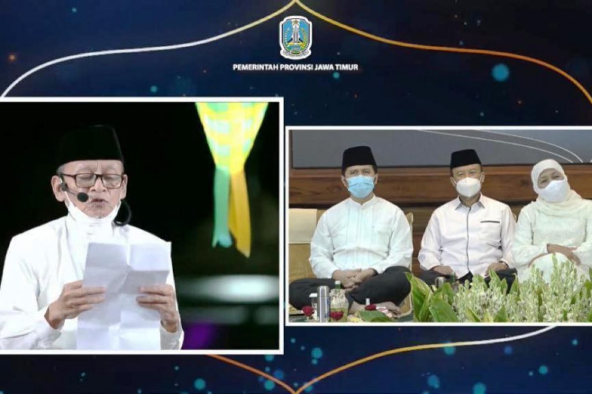 Zawawi Imron bacakan puisi pada peringatan Isra' Mi'raj di Grahadi