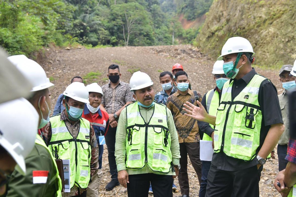 Tinjau jalan tembus Jantho-Lamno, Gubernur Aceh ingatkan rekanan