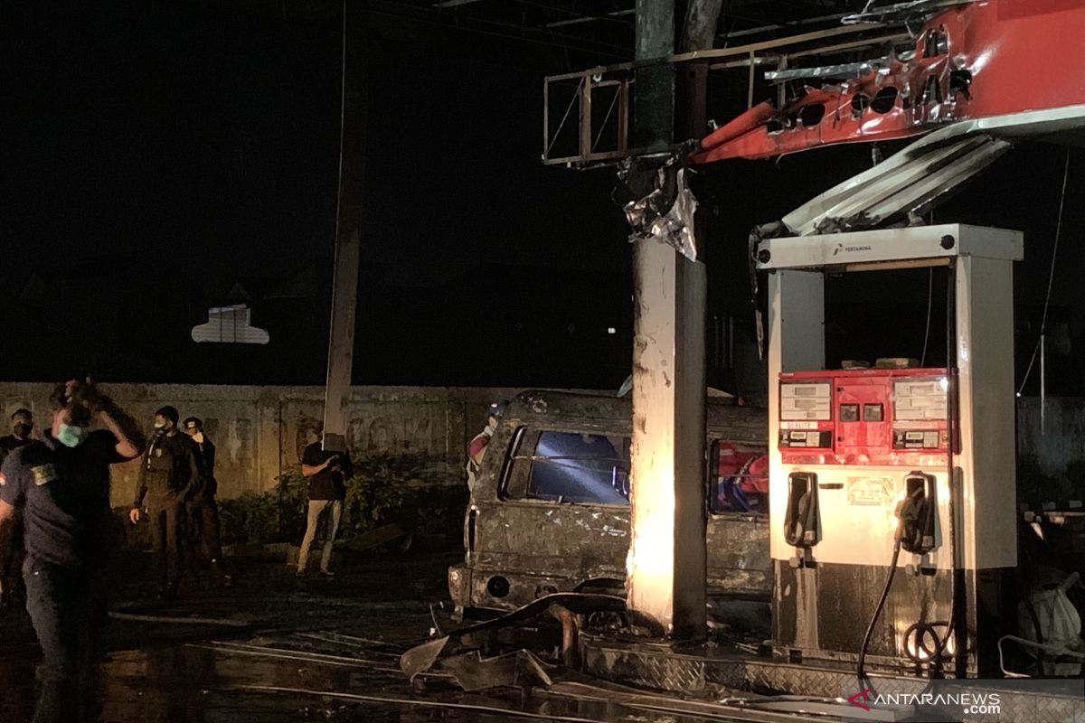 Dispenser ditabrak, SPBU Jalan Mayjen Sungkono Kota Malang terbakar
