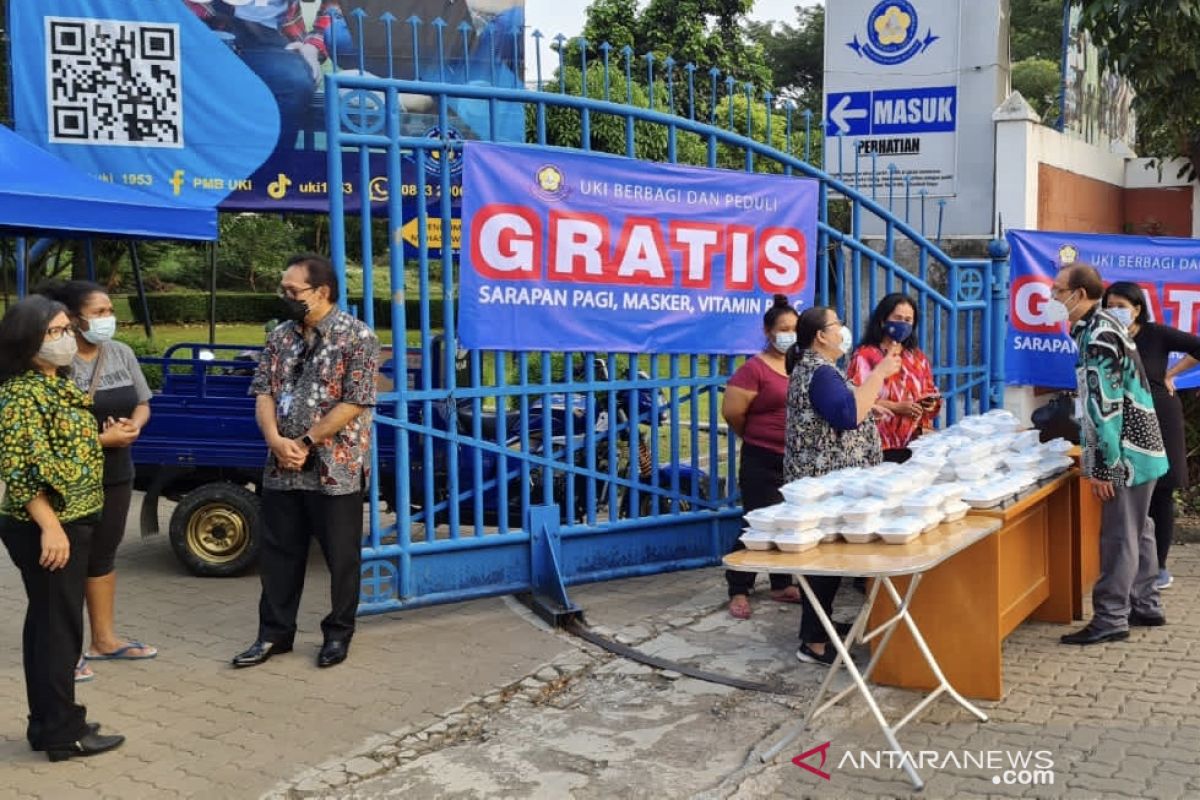 UKI bantu warga jaga imun beri sarapan dan vitamin gratis