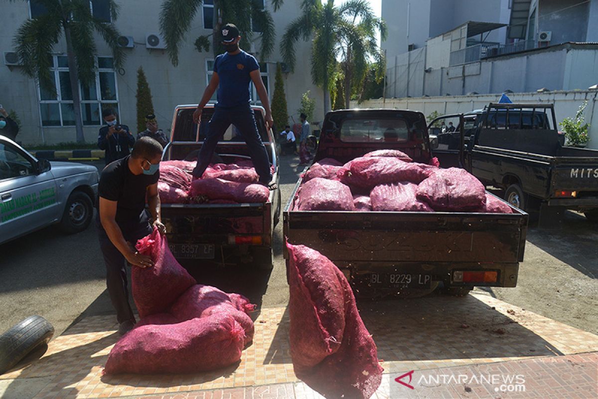 Bea cukai hibahkan 17 ton bawang eks impor ke pesantren