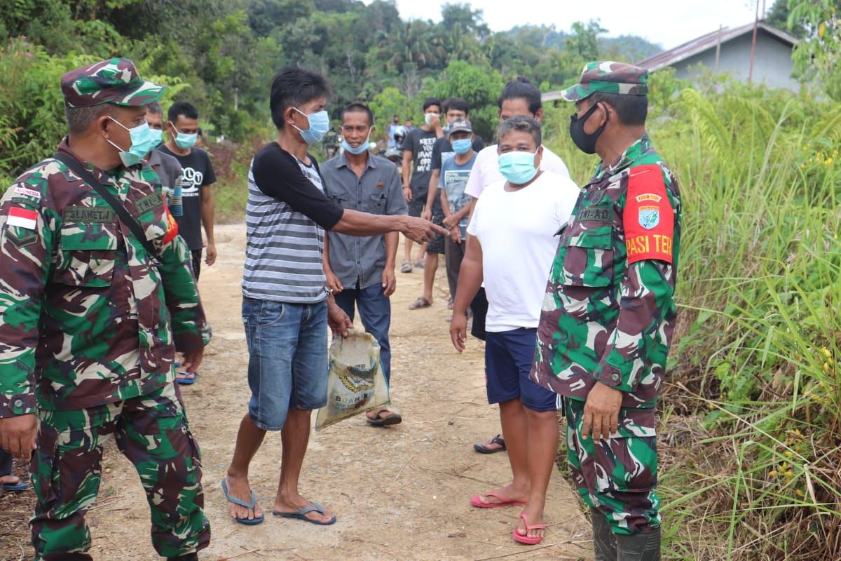 Keakraban TNI dan warga dilokasi TMMD Ke 110 Kodim 1206/PSB