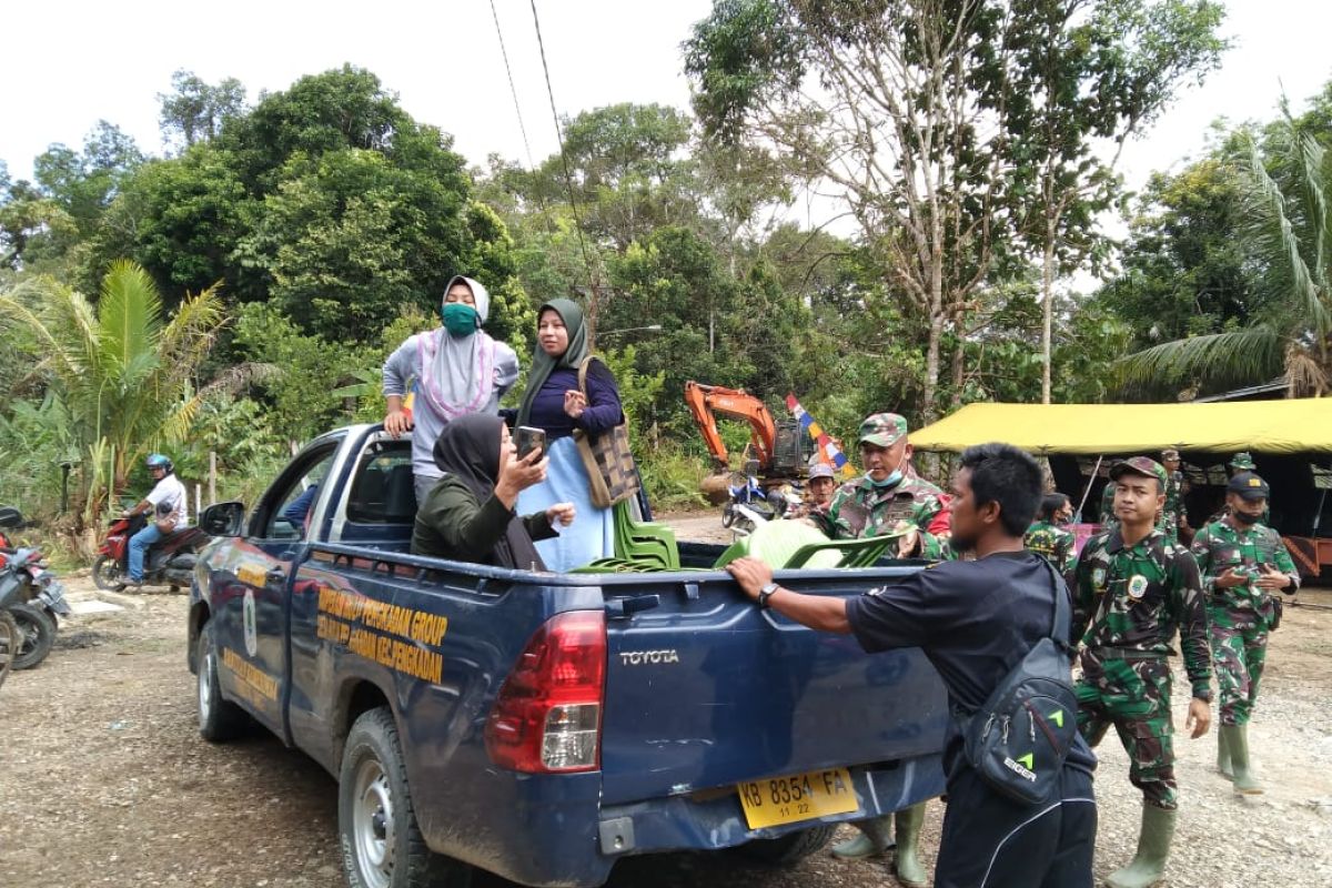 Kebersamaan Satgas TMMD Kodim 1206/PSB dan masyarakat terjalin erat