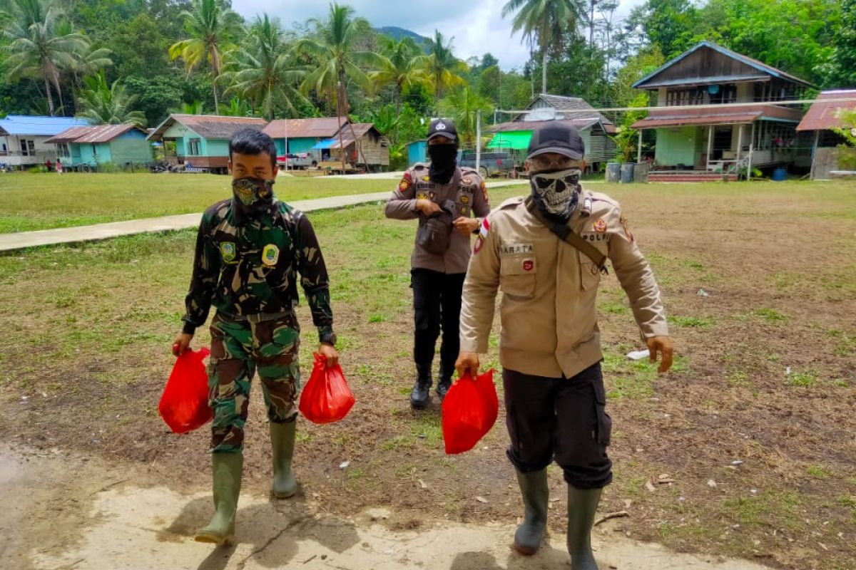 Anggota TNI-Polri bantu distribusikan logistik Satgas TMMD