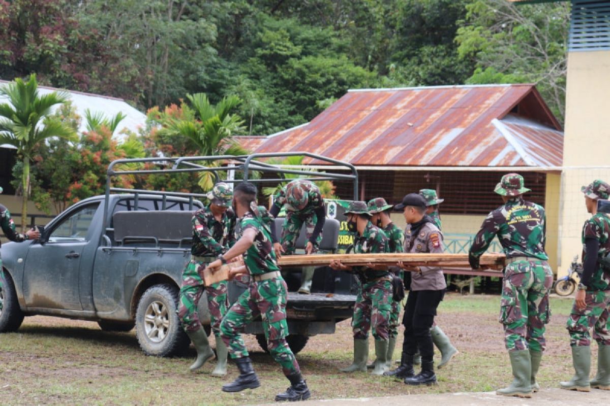 Satgas TMMD ke-110 persiapakan pemasangan spanduk Wasev Mabasad