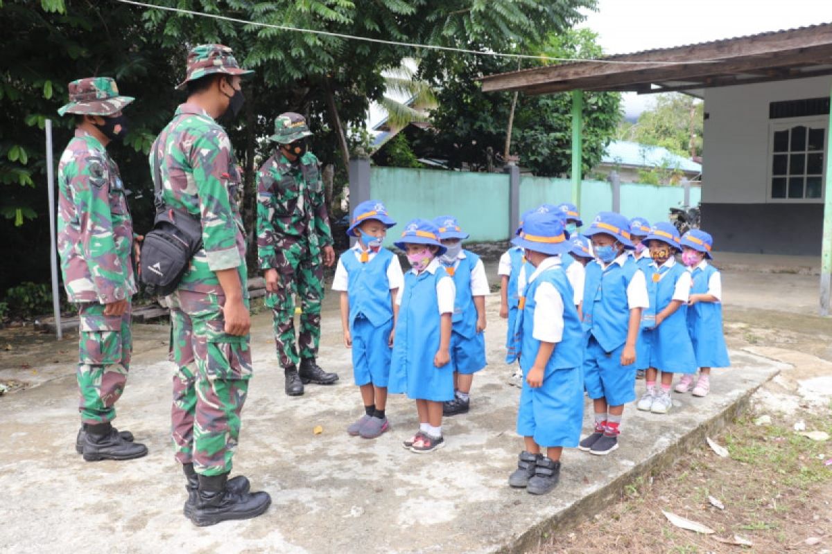 Satgas TMMD Kodim 1206/PSB ajarkan anak-anak TK bernyanyi