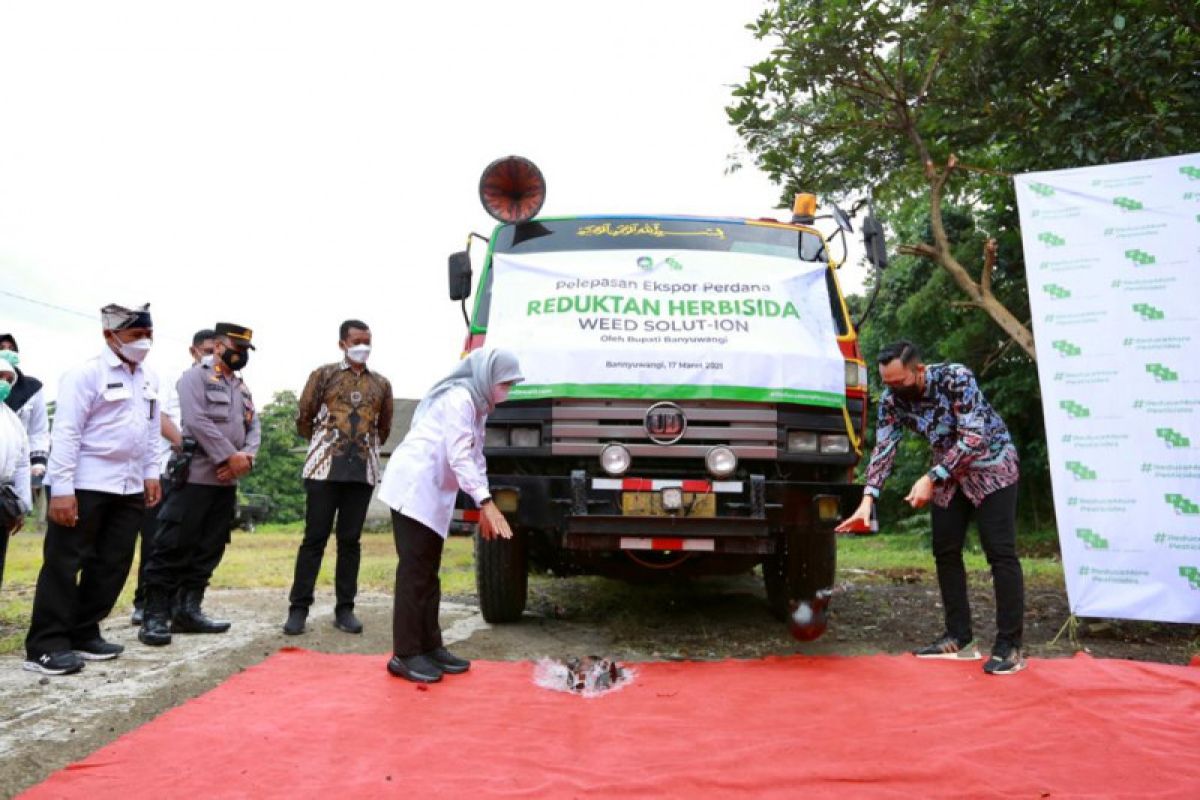 Bupati Ipuk lepas ekspor perdana reduktan herbisida ke Malaysia