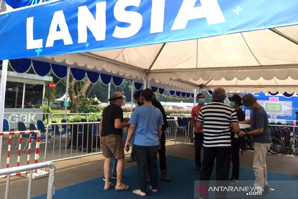 Lansia non DKI apresiasi kemudahan layanan vaksin umum Istora Senayan
