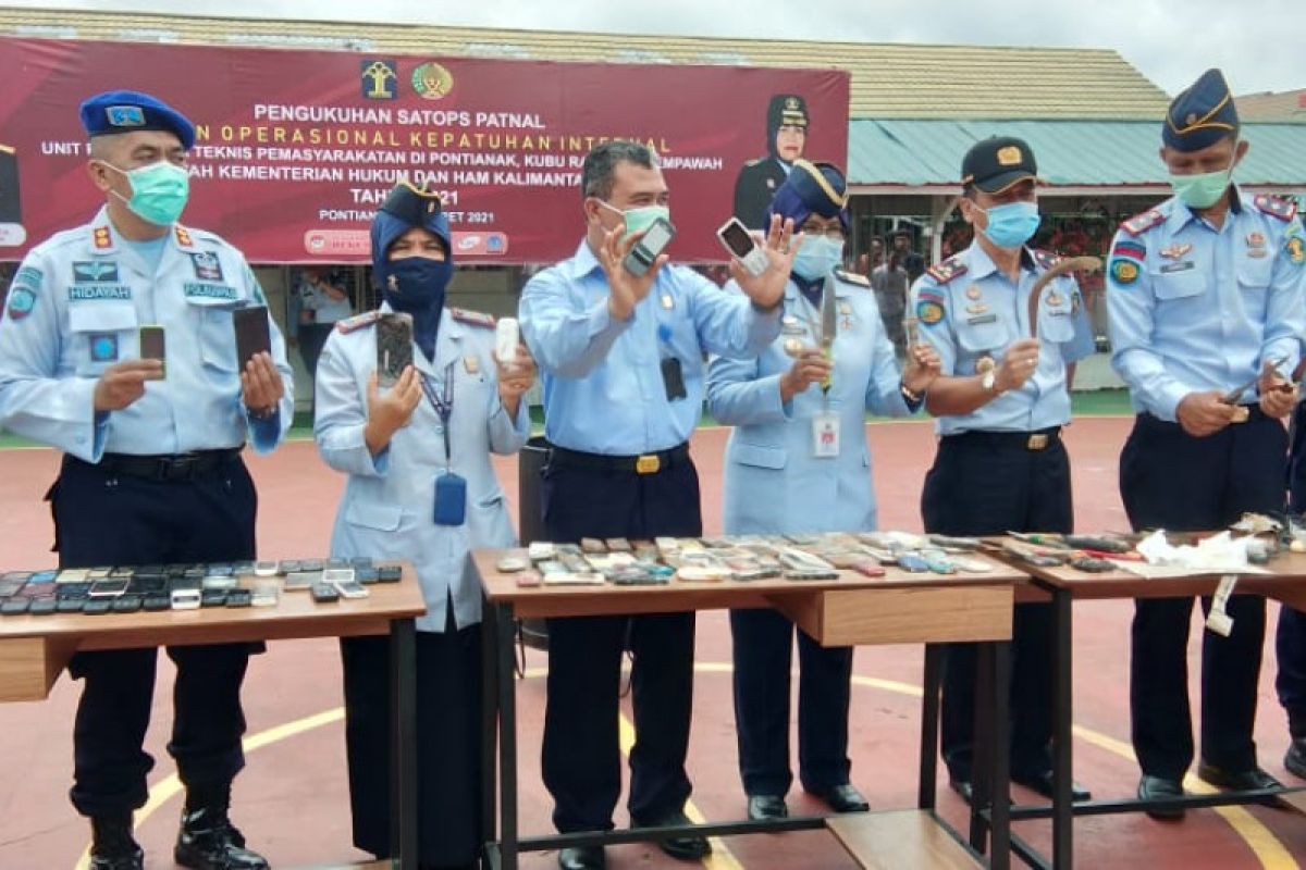 Petugas musnahkan 236 unit handphone hasil tiga bulan razia di LP Pontianak