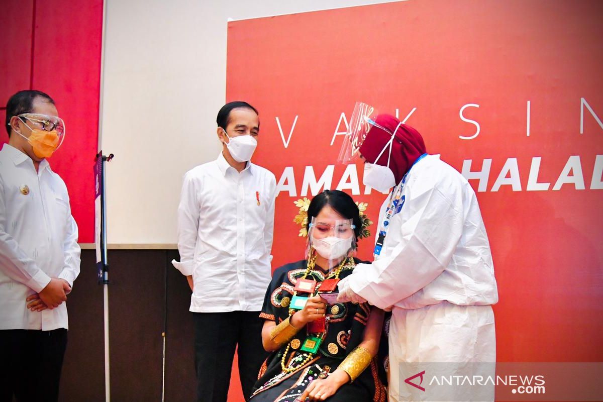 Dikunjungi Presiden Jokowi, peserta vaksinasi di Makassar kenakan baju adat