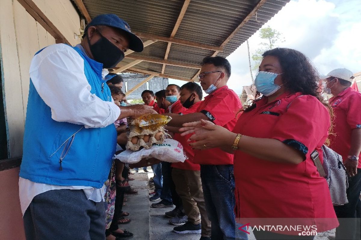 Sediakan 142 paket sembako, Badiklat PDIP Taput sambangi korban bencana