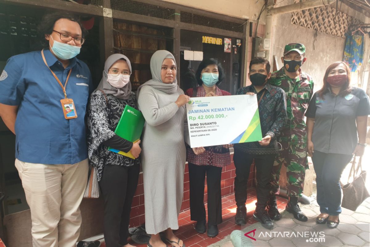 BPJAMSOSTEK Semarang Pemuda berikan santunan ke ahli waris pekerja kulit lunpia