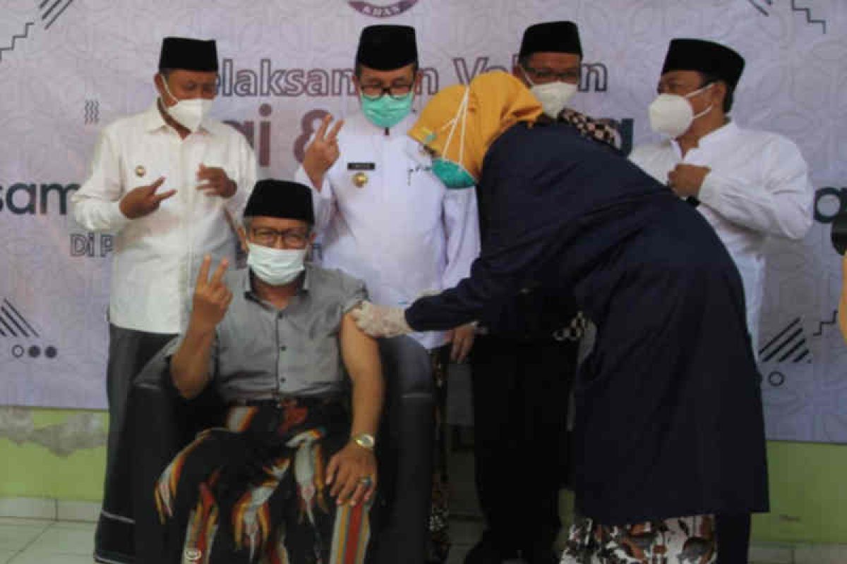 Wagub Jabar tinjau vaksinasi di Ponpes Kempek Cirebon