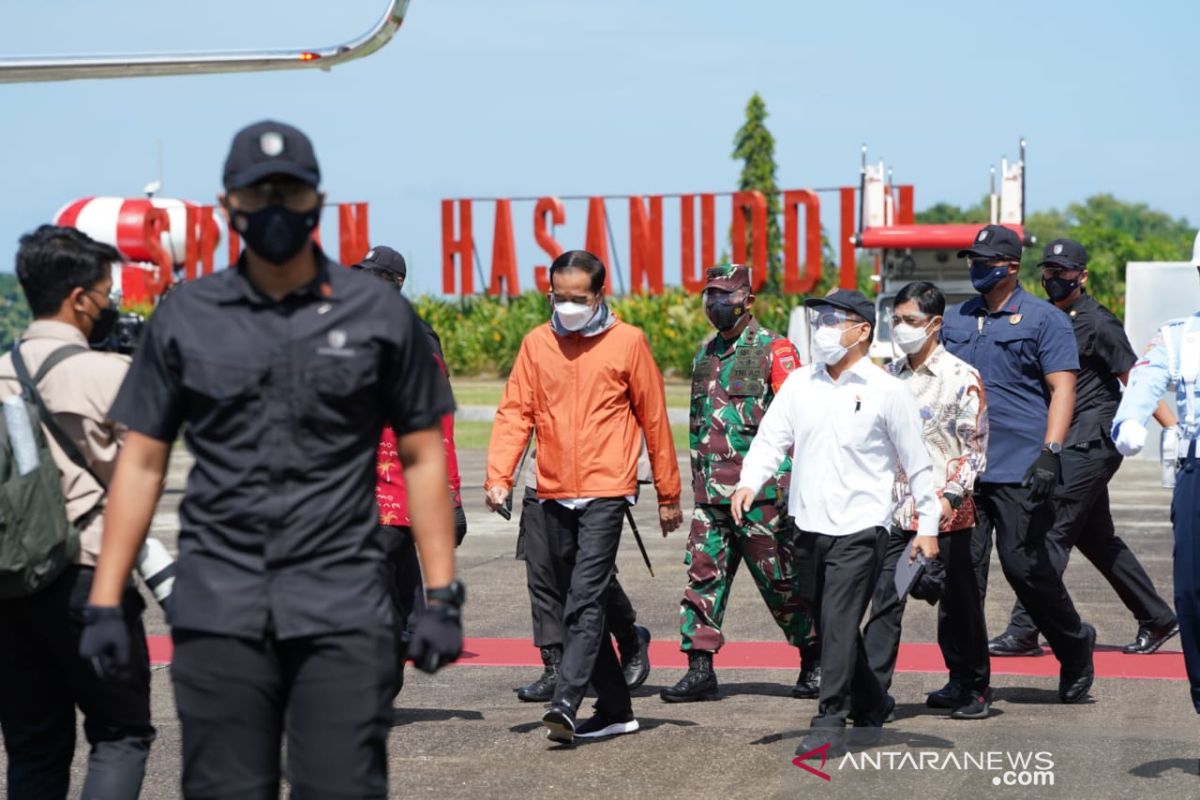 Presiden Jokowi  tinjau vaksinasi COVID-19 bagi guru di Makassar