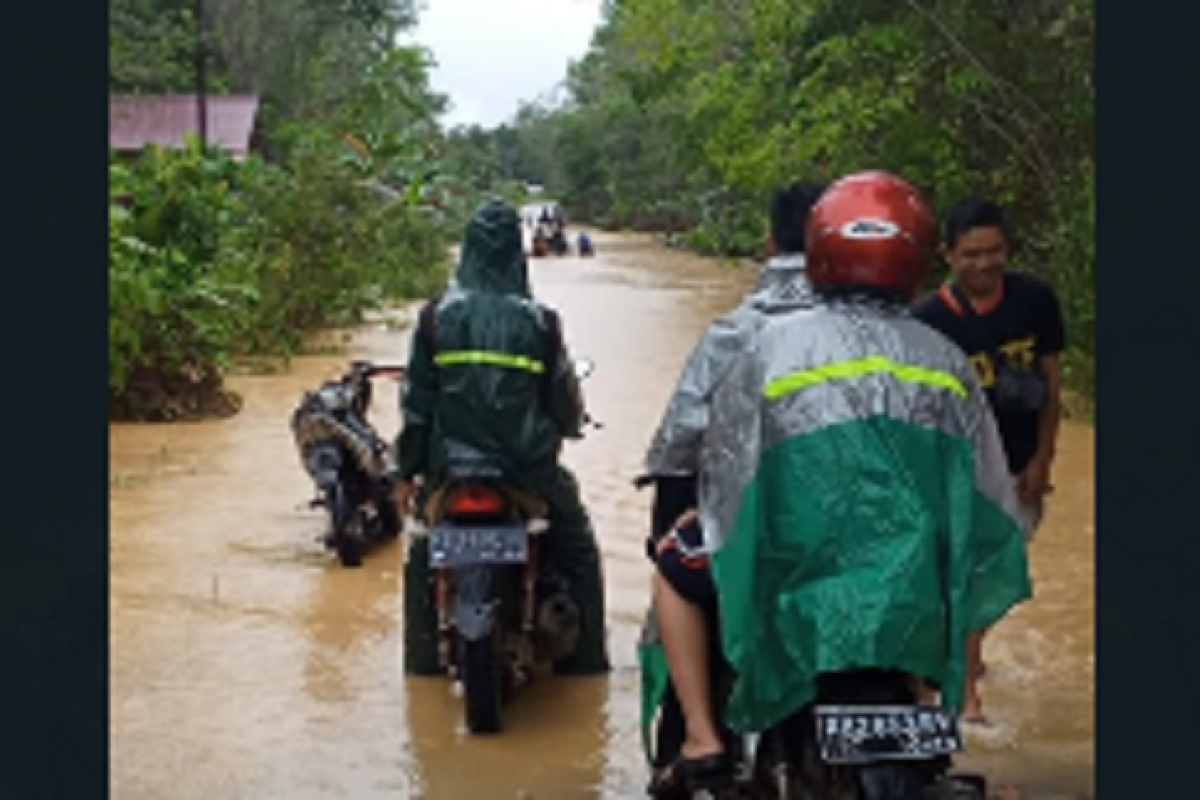 Desa Rumbeh Silat Hilir Kapuas Hulu banjir transportasi darat terganggu