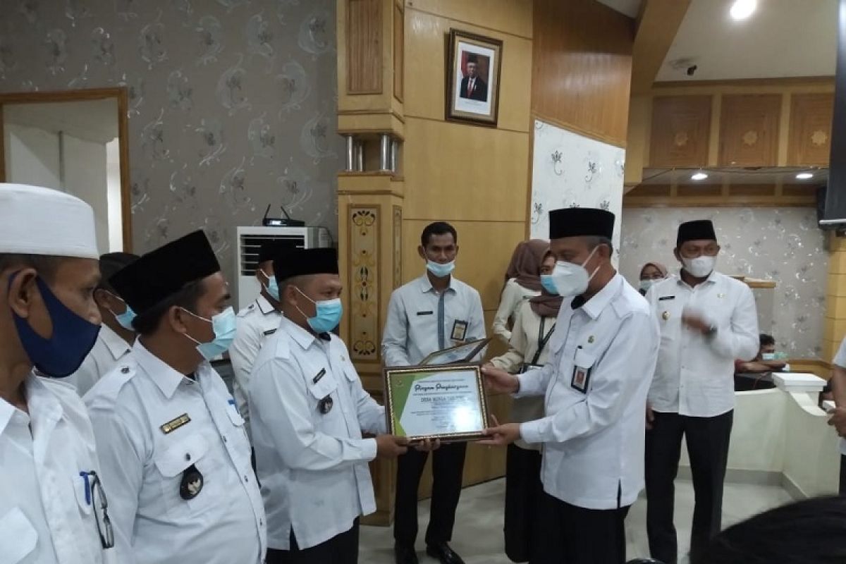 Wabup Tanjab Barat berikan penghargaan pada louncing SPPT PBB-P2 Tahun 2021