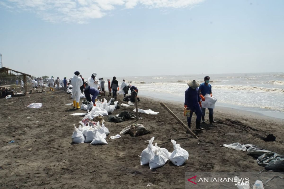 PHE ONWJ kumpulkan 8.500 karung pasir campur minyak mentah di Karawang