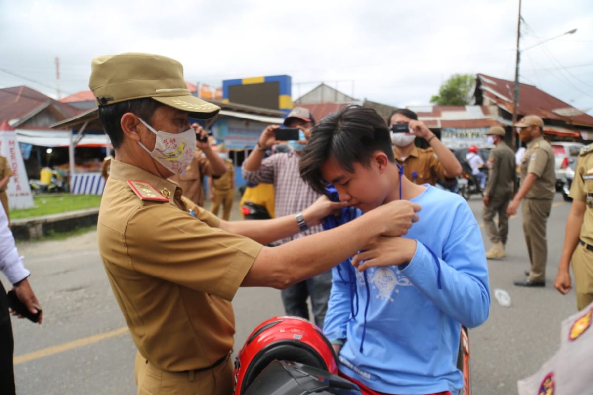Plh Bupati Pesisir Barat bagikan masker di jalan protokol kabupaten