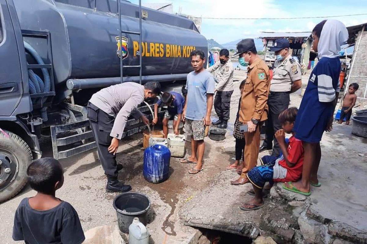 Polres Bima Kota salurkan bantuan air bersih.