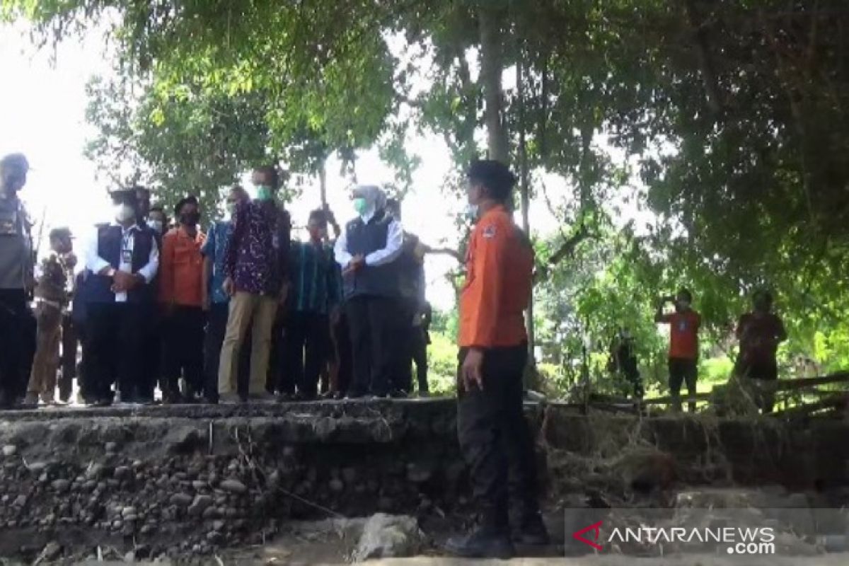 Gubernur Khofifah tinjau jembatan rusak akibat banjir di Magetan