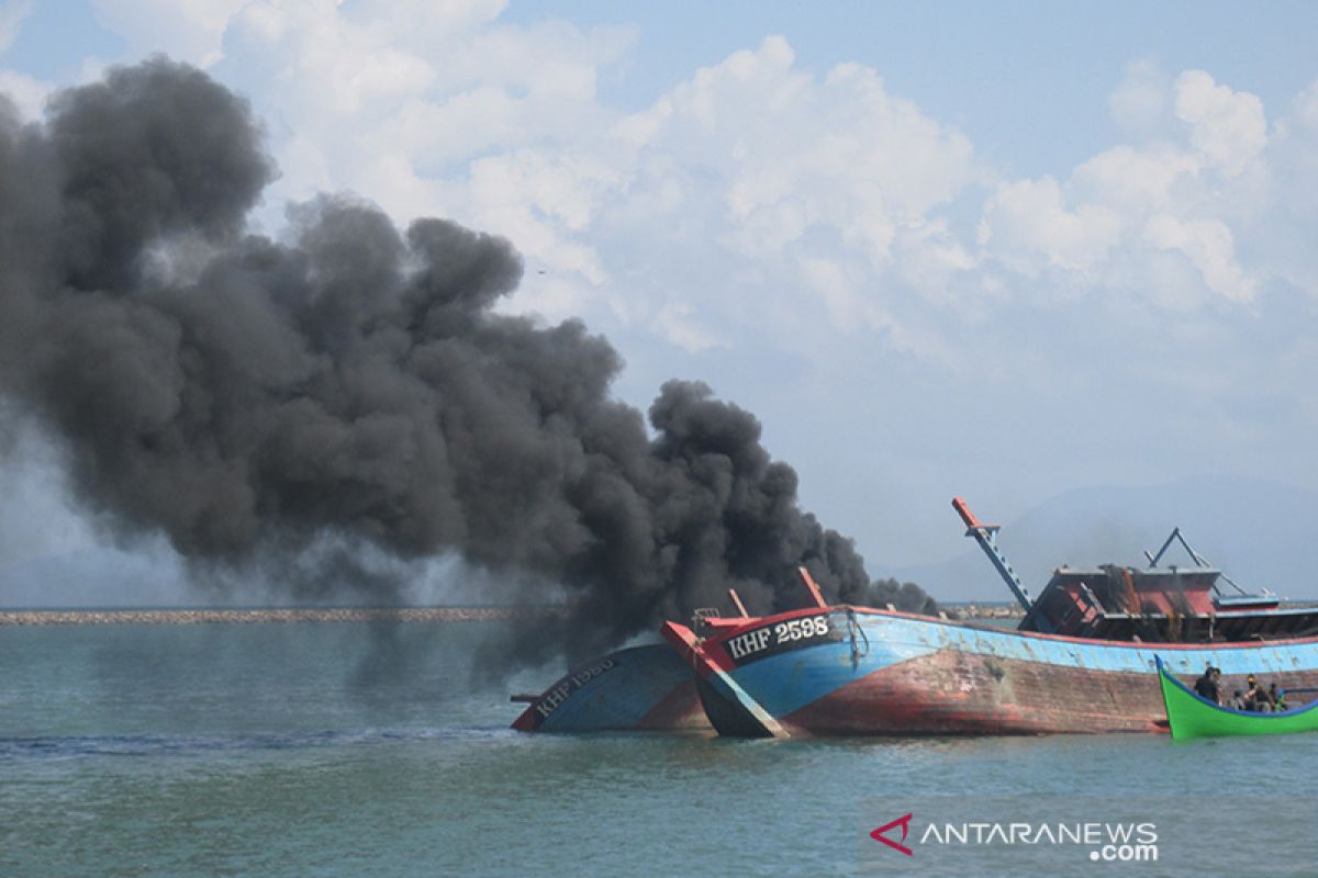 Kejaksaan musnahkan dua kapal penangkap ikan nelayan asing
