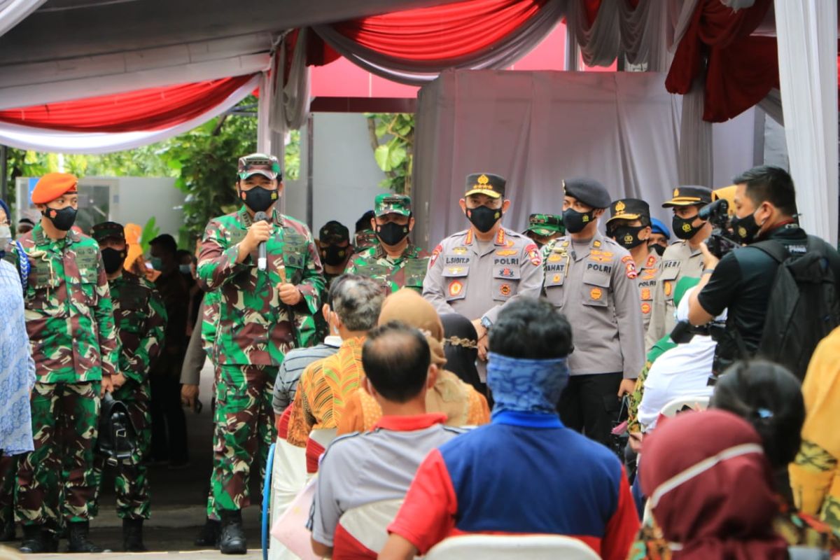 Panglima TNI dan Kapolri tinjau pelaksanaan vaksinasi COVID-19 di Surabaya