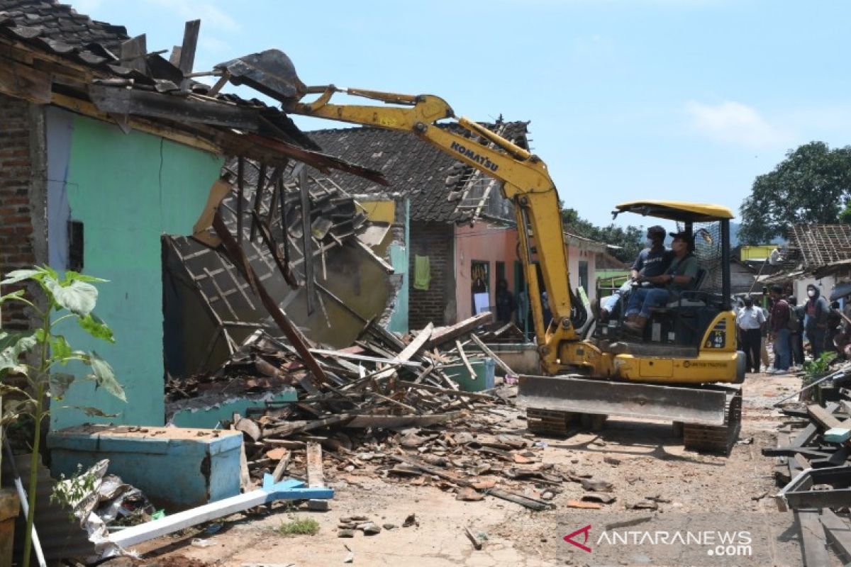 35 bangunan di Pangkalan Truk Banyuputih Batang dibongkar