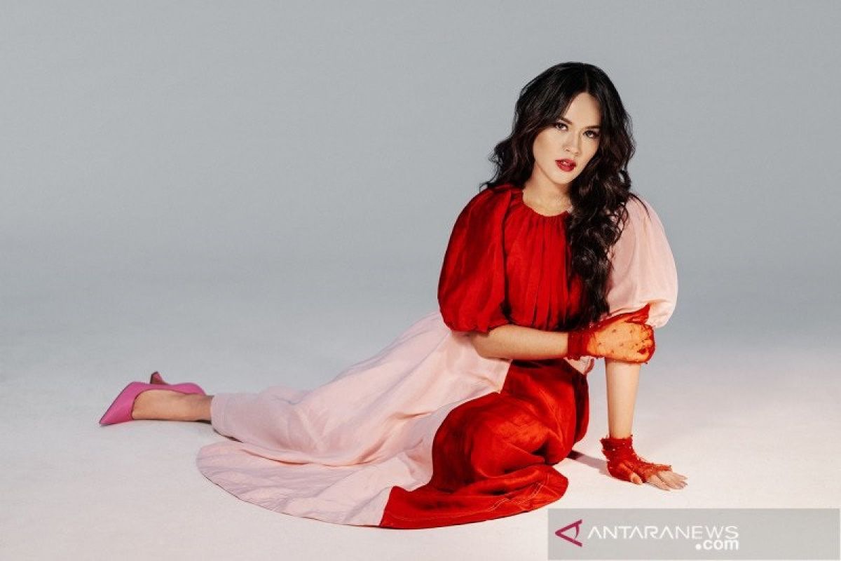 Raisa awali tahun 2021 dengan merilis album single "Ragu"