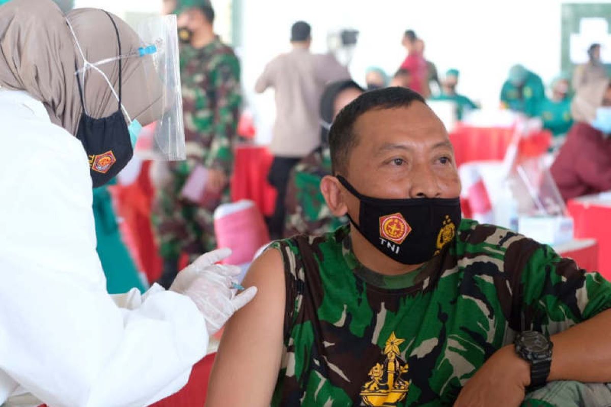 Military, police chiefs witness inoculation of personnel in Semarang