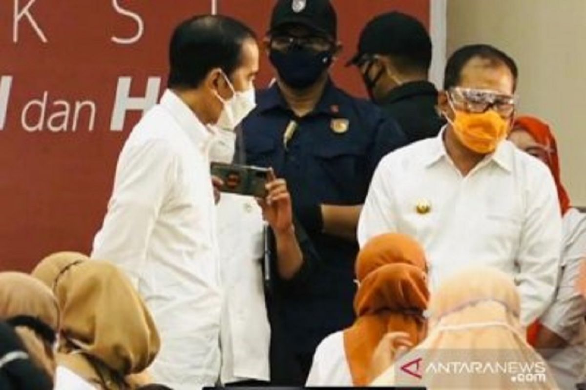 Presiden Joko Widodo harap usai dilaksanakan vaksinasi massal sekolah bisa dibuka