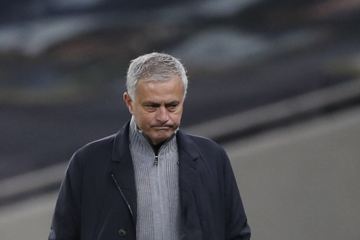 Tottenham terjungkal, Jose Mourinho murka