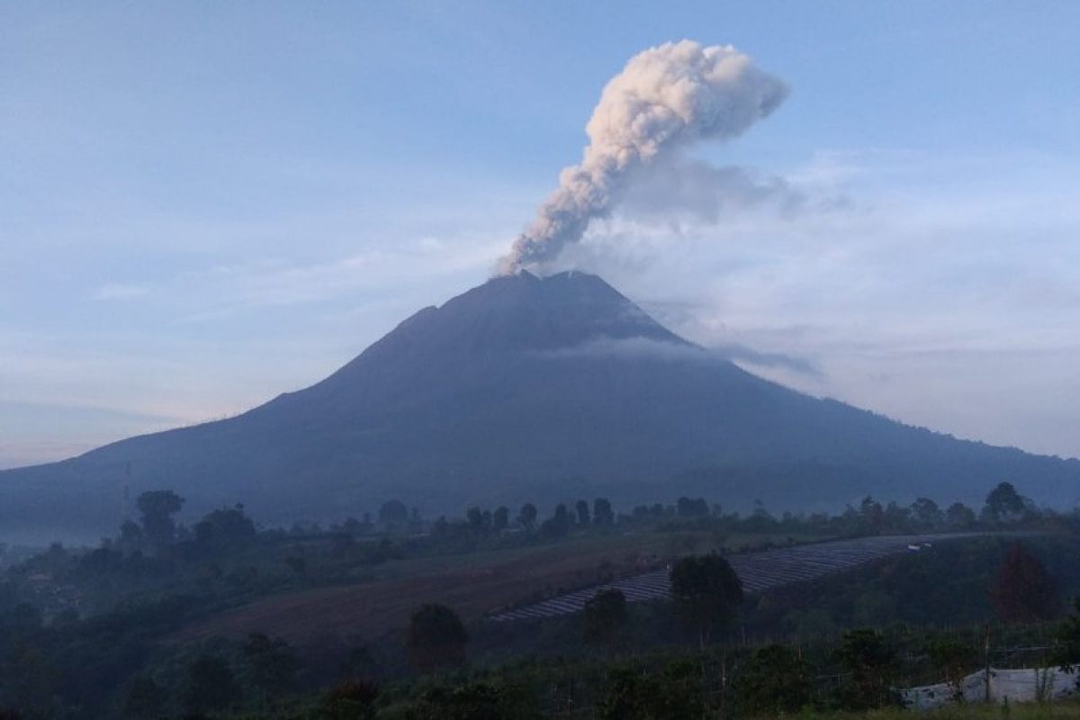 Gunung Sinabung meletus lagi, semburkan abu vulkanik setinggi 700 meter