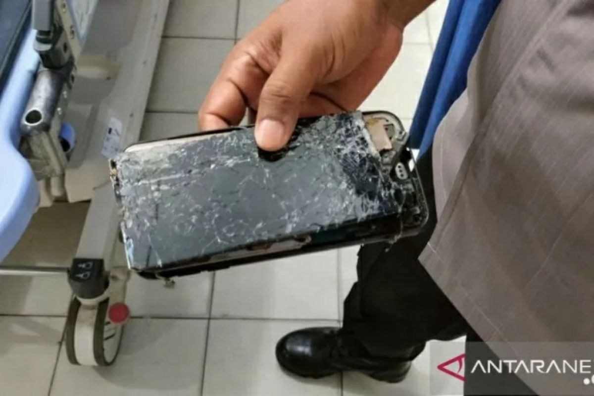 Dua karyawan PT AWB tewas tersambar petir saat bermain ponsel di menara