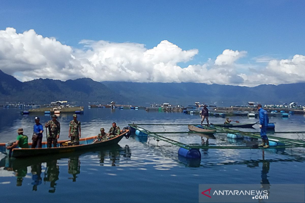 Lima ton ikan di Danau Maninjau mati akibat  angin kencang