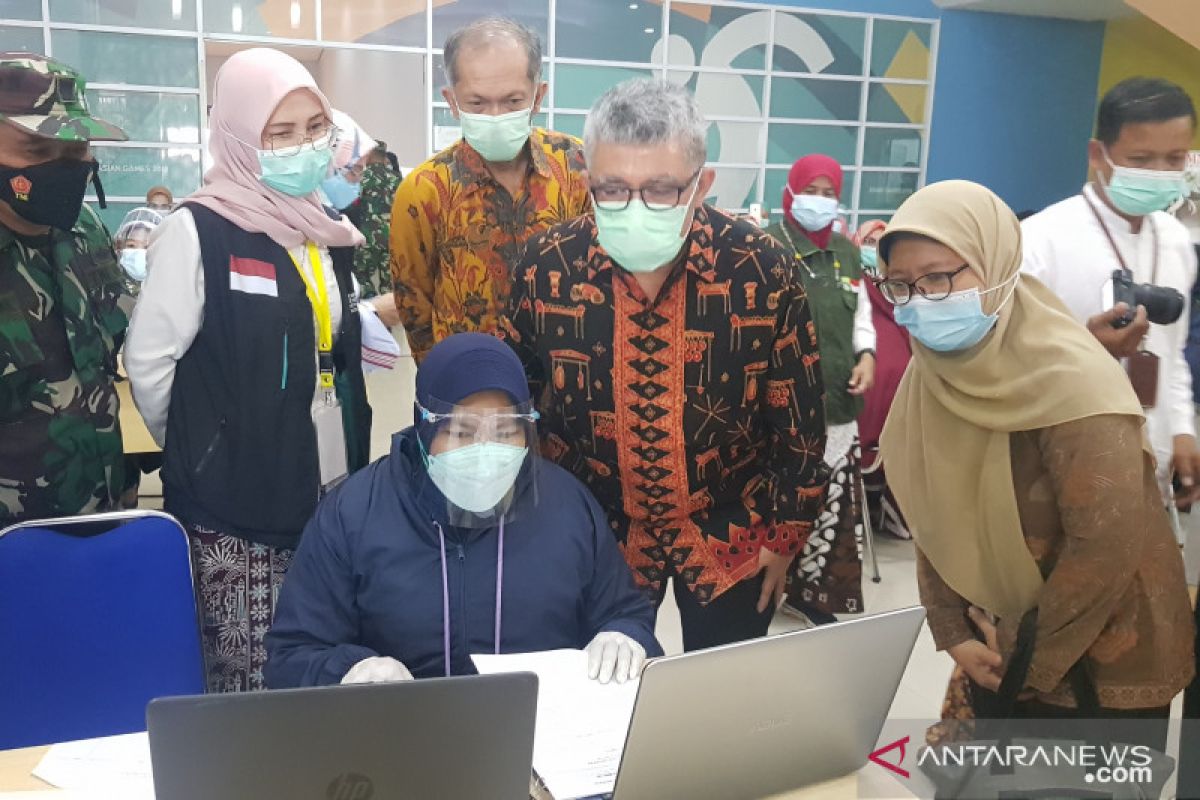 Kemenkes apresiasi penerapan prokes vaksinasi  COVID-19 calhaj lansia di Bekasi (video)