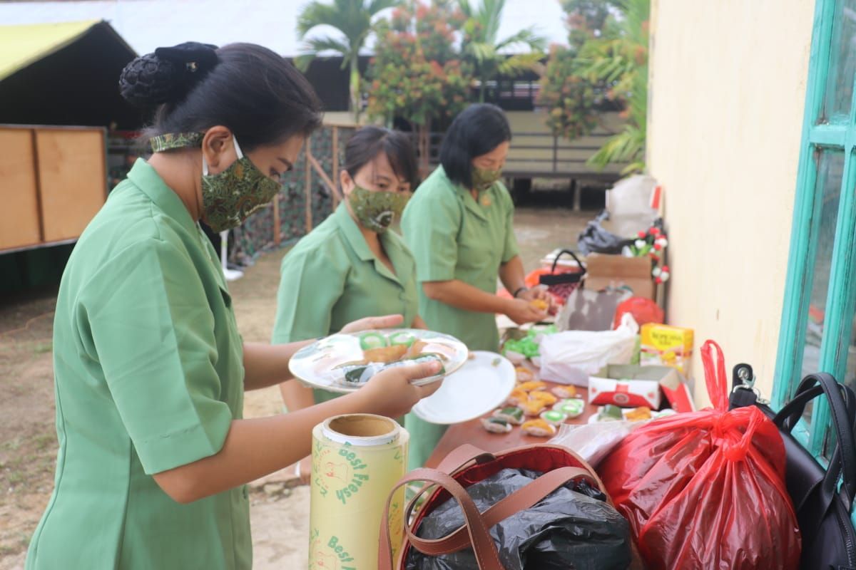 Kunjungan Wasev, Ibu-ibu Persit Kodim 1206/Psb persiapkan makanan