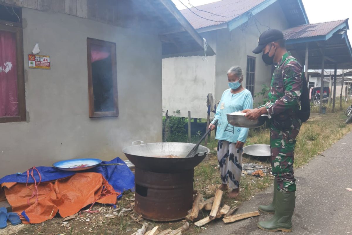 Satgas TMMD bantu warga memasak untuk kegiatan Yasinan