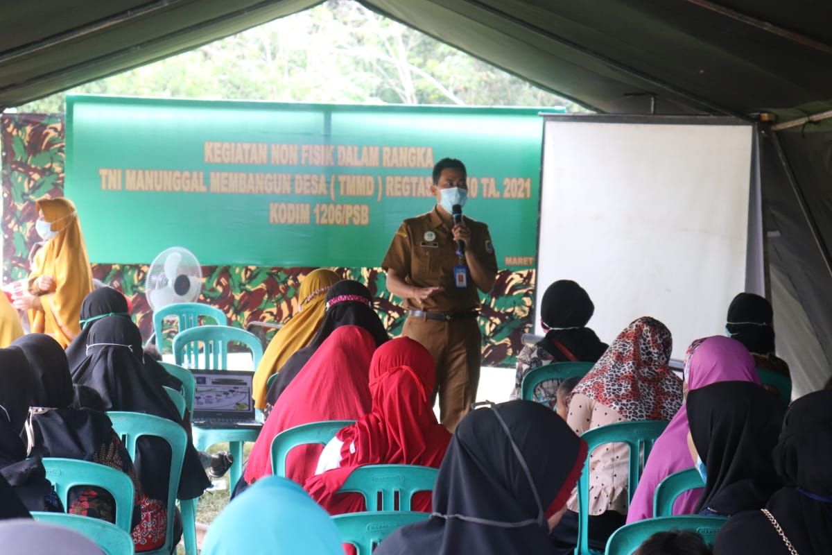 Anggota TMMD 1206/PSB sosialisasi tentang kesehatan pada anak-anak