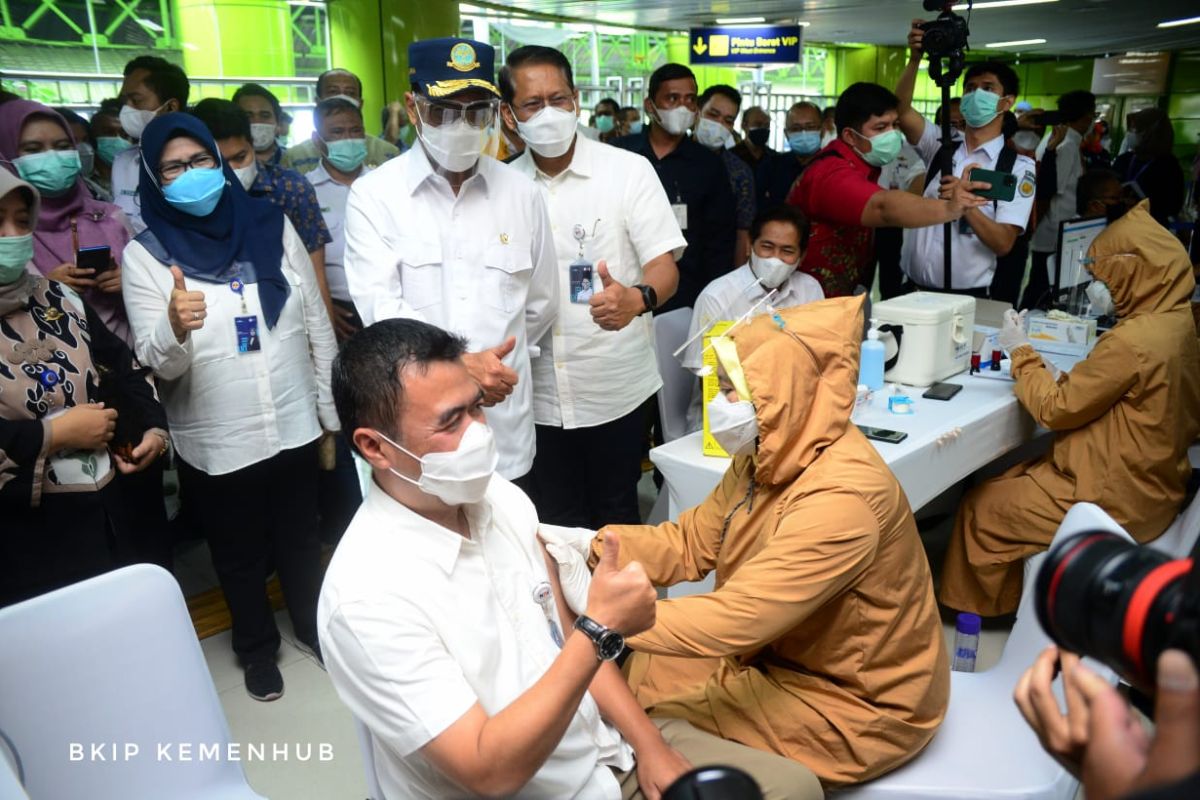 Menhub tinjau vaksinasi pekerja transportasi publik di Stasiun Gambir