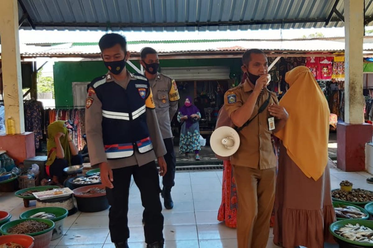 Bhabinkamtibmas di pasar ajak warga patuhi prokes sukseskan Kampung Sehat 2
