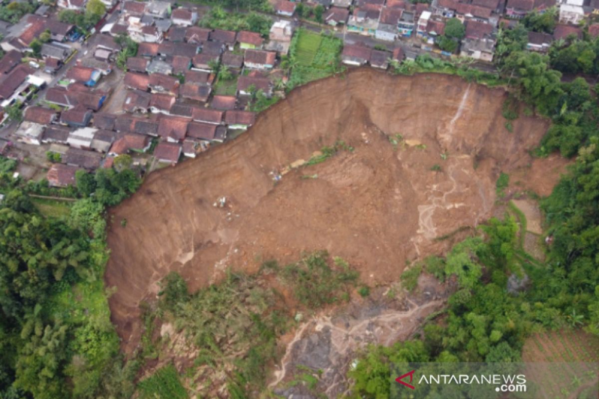 Puluhan rumah berada di bibir longsoran tebing, dipastikan harus ditinggalkan