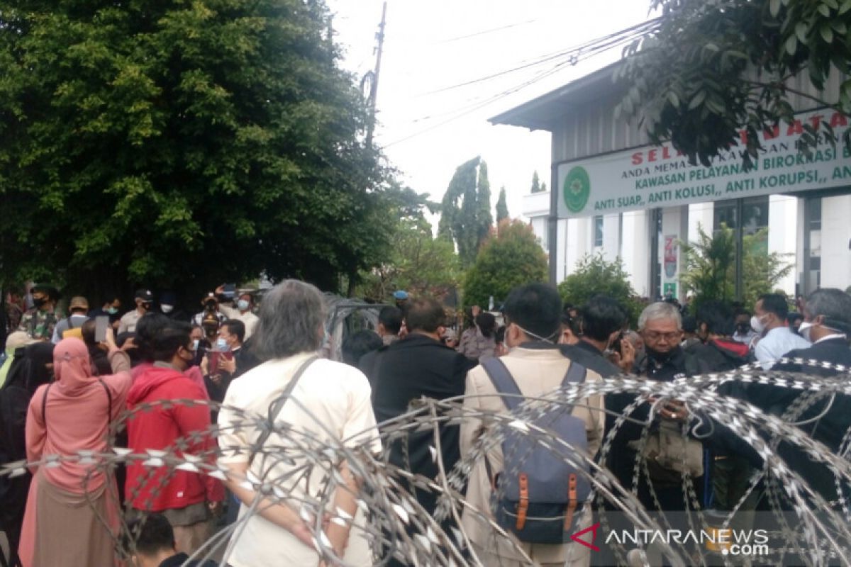 Petugas ingatkan massa di PN Jaktim terapkan protokol kesehatan