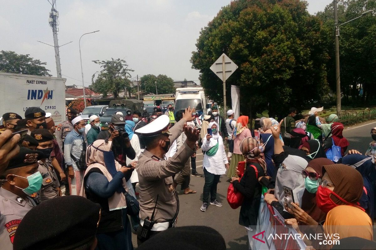 Polisi halau puluhan simpatisan Rizieq Shihab di PN Jakarta Timur