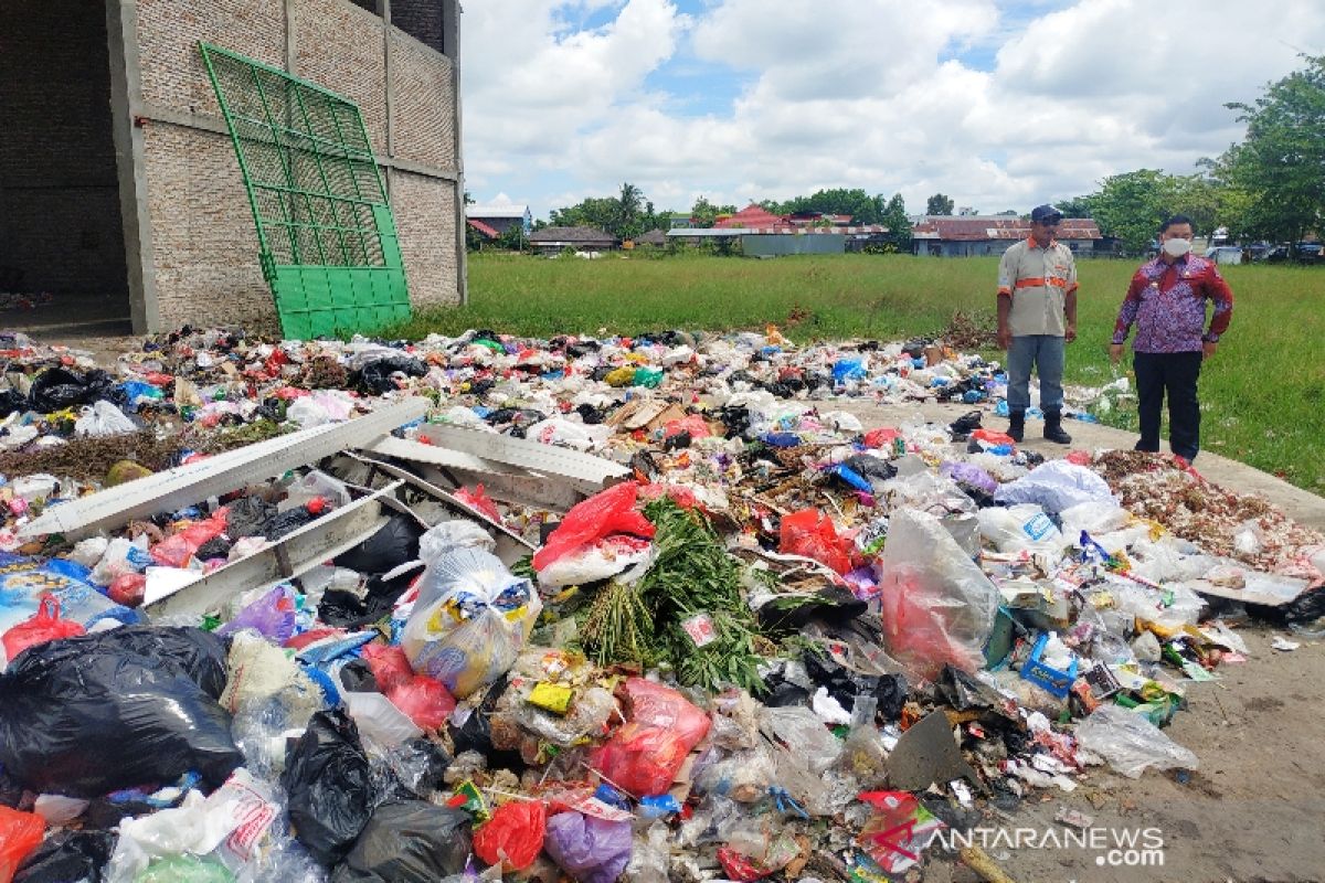 Bupati Kotim turun tangan atasi penumpukan sampah akibat mogok kerja