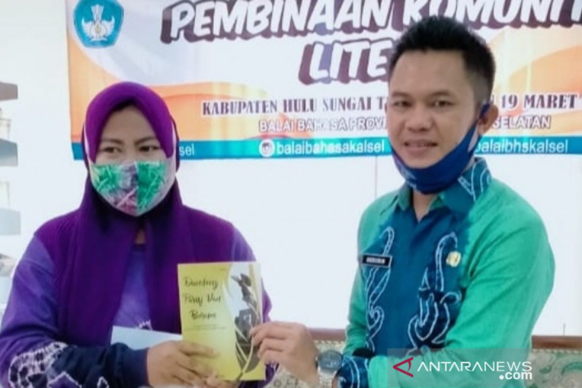 Komunitas literasi desa se-HST dilatih menulis oleh Satrawan Masruswian