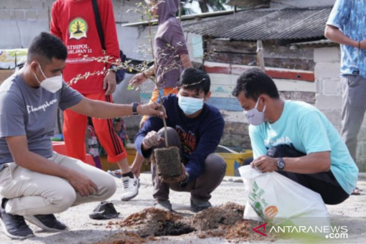 Dukung penghijauan kawasan Nelayan Sungailiat, PT Timah serahkan bibit tanaman