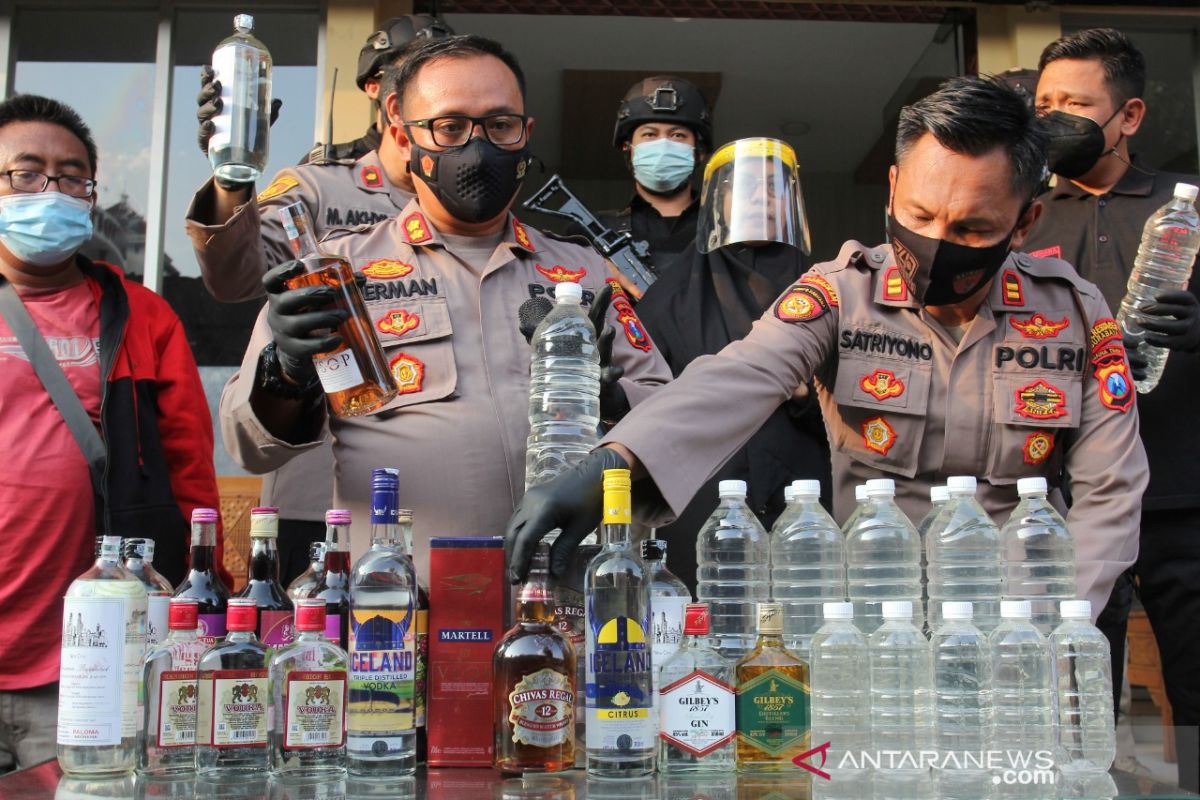 Polrestabes Surabaya sita ratusan botol minuman keras ilegal