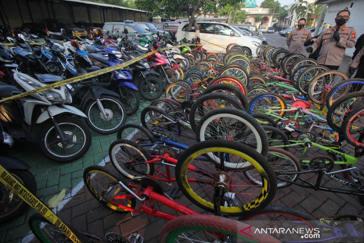 Ratusan sepeda motor dan puluhan sepeda angin terjaring razia balap liar