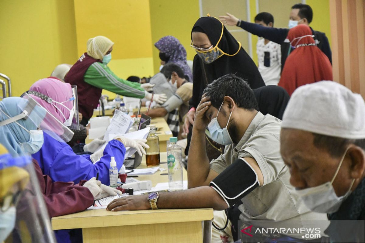 456 calon haji lansia di Bekasi jalani vaksinasi COVID-19