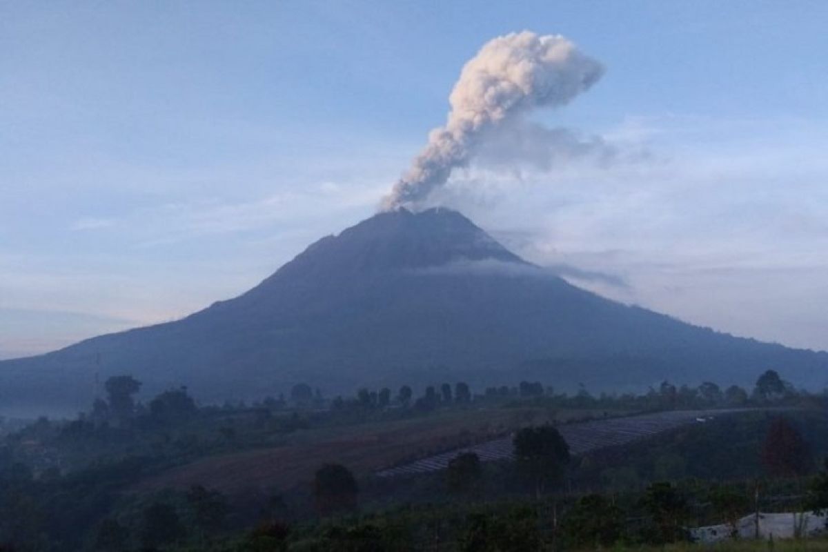 Gunung Sinabung kembali semburkan abu vulkanik setinggi 700 meter